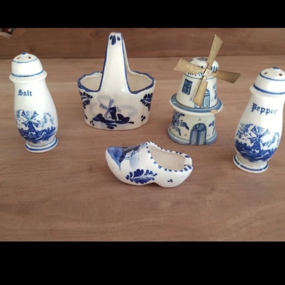 5 piece Dutch salt and pepper shakers set - Picture 1 of 7